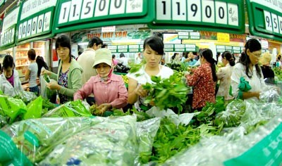 Customers at vegetable stall of a supermarket in HCMC (Photo: SGGP)